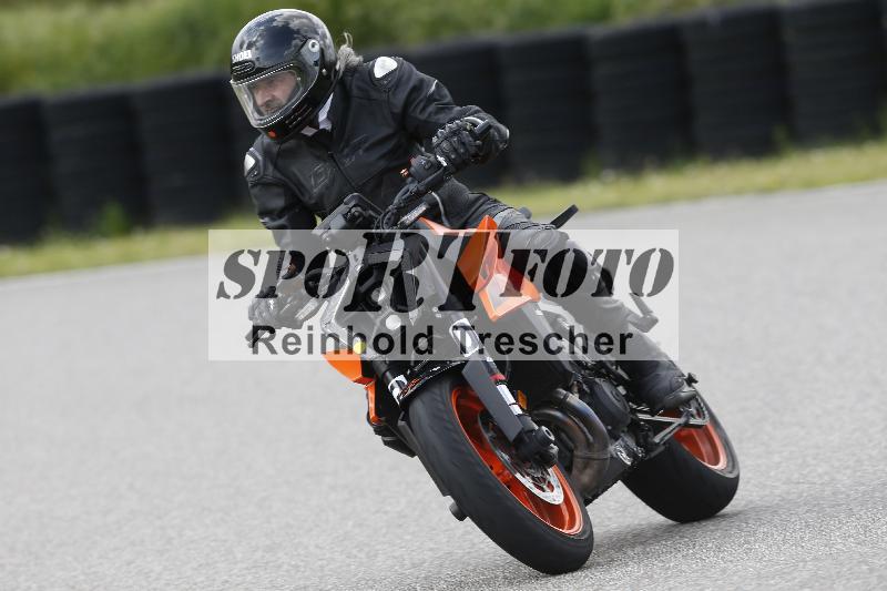 Archiv-2025/09 22.04.2025 Cornu Master School ADR/rot-rouge/30